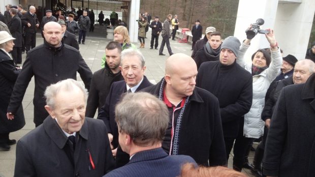 Pohřbu Vasila Biľaka se zúčastnil i bývalý šéf totalitní KSČ Milouš Jakeš (vlevo dole)