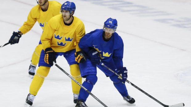 Daniel Sedin, Patrik Berglund a jejich spoluhráči se večer postaví české reprezentaci v prvním zápase hokejového turnaje