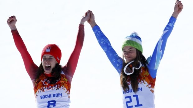 Dominique Gisinová (vlevo) a Tina Mazeová slaví zlatou medaili za shodný čas