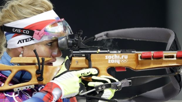 Gabriela Soukalová se soustředí na střelbu v závodě s hromadným startem