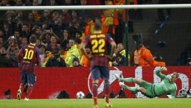 Lionel Messi právě skoŕuje z penalty a posílá Barcelonu v Manchesteru do vedení