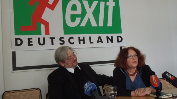 Zakladatel organizace EXIT Bernd Wagner a předsedkyně Nadace Amadea Antonia Anette Kahane