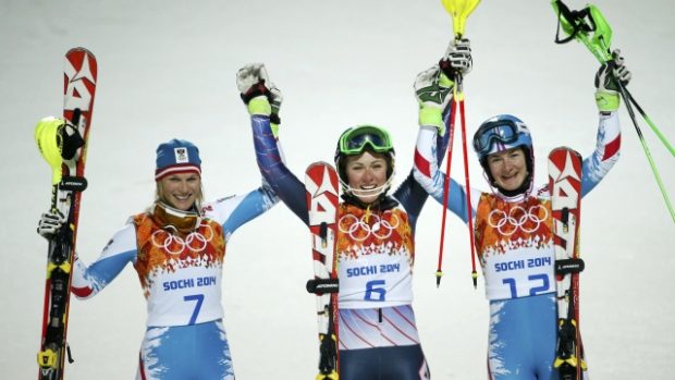 Zleva: Marlies Schildová, Mikaela Shiffrinová a Kathrin Zettelová se radují po slalomovém závodě