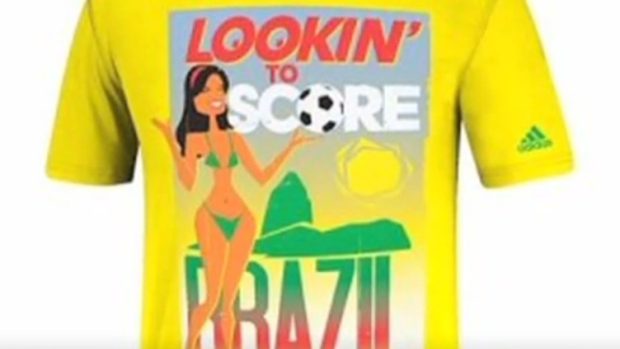 Jedno z triček k brazilskému MS ve fotbale, které Adidas stahuje z pultů