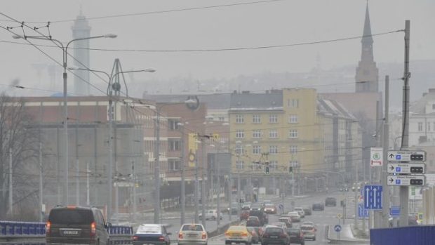 Meteorologové vyhlásili v noci na 28. ledna smogovou situaci v části Moravskoslezského kraje. Platí pro Ostravsko, Karvinsko a Frýdecko-Místecko bez Třinecka. Na snímku je ostravská Českobratrská ulice.