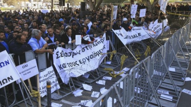 Kyperský parlament bude napodruhé hlasovat o privatizaci státních podniků. Před jeho budovou se očekávají bouřlivé demonstrace stejně jako minulý týden