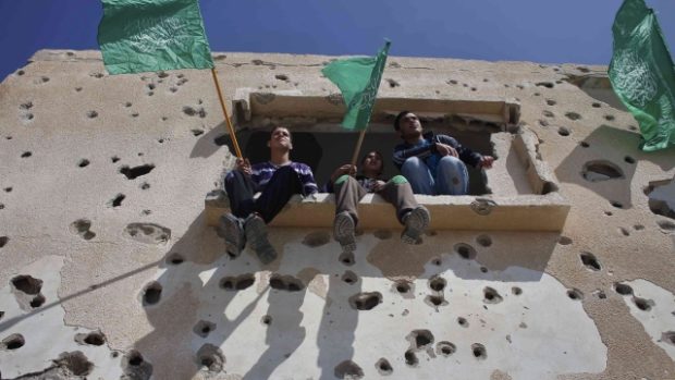 Palestinci s vlajkami hnutí Hamás