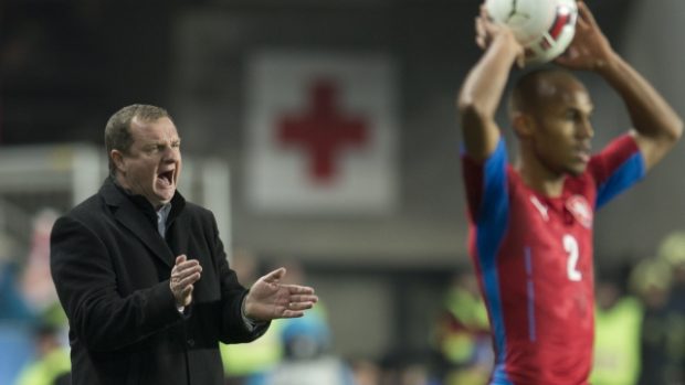 Pavel Vrba burcuje český tým v posledních minutách přípravného utkání s Norskem