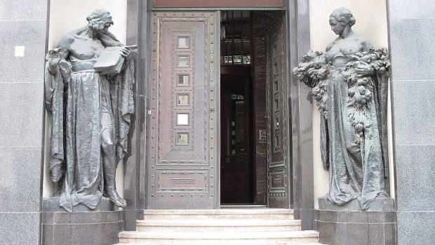 Vstup do galerie se sochami Ladislava Šalouna