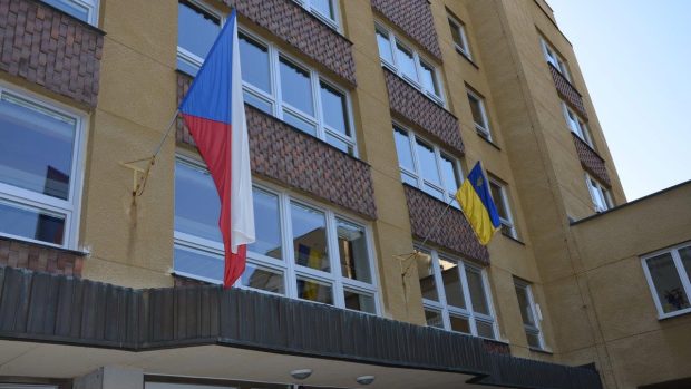 Vyvěšená ukrajinská vlajka na budově magistrátu v Karlových Varech