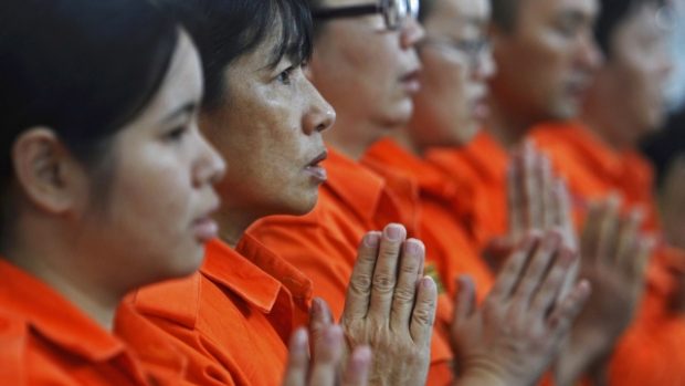 Budhističtí záchranáři se modlí za pasažéry letu MH370 v rámci ekumenické mše na mezinárodním letišti v Kuala Lumpur