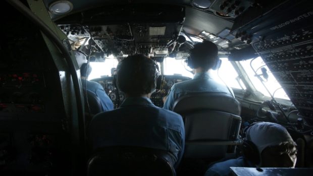 Vietnamští záchranáři objevili žlutý záchranný člun, který by mohl patřit pohřešovanému letadlu společnosti Malaysia Airlines