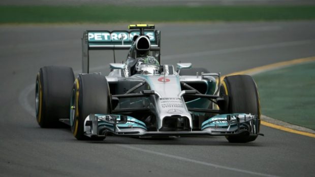 Nico Rosberg se svým monopostem Mercedes na okruhu v australském Albert Parku