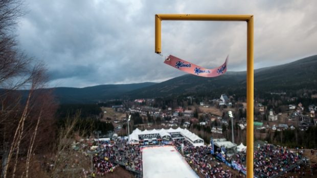 Fanoušků se v Harrachově sešlo hodně, stejně tak ale nechyběl ani vítr