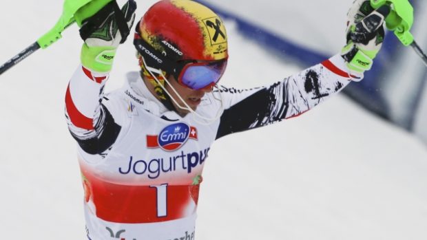 Marcel Hirscher slavil první kolo slalomu s rukama nad hlavou