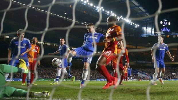 Gary Cahill právě střílí druhý gól do sítě Galatasaraye