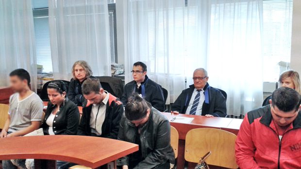 Z pěti obžalovaných byli podle soudu nejbrutálnější mladistvý (zcela vlevo) a Šárka Hušová (třetí zleva). Oba mají nepodmíněné tresty.