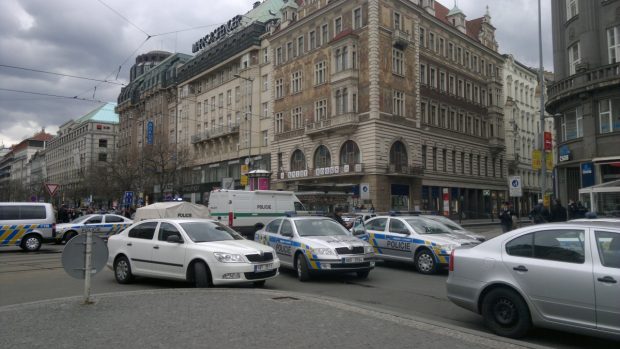 Policie uzavřela Vodičkovu a Jindřišskou ulici