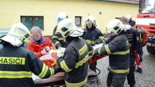 Vyprošťování dvou zasypaných lidí v Litoměřicích