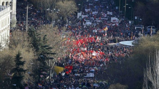 Španělsko. „Pochodu za důstojnost“, namířeného proti vládním škrtům, se v Madridu zúčastnily desítky tisíc lidí