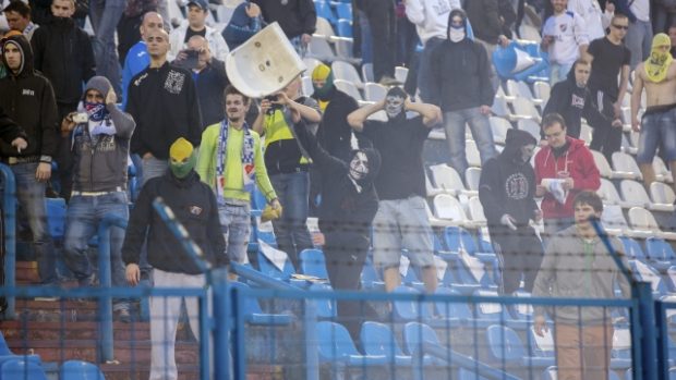 Při zápase Baníku se Spartou létaly mezi fanoušky sedačky, světlice i kameny