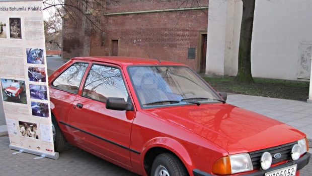 Vlastivědné muzeum v Nymburku otevřelo zrekonstruovanou výstavu věnovanou Bohumilu Hrabalovi. Na snímku Hrabalův poslední vůz, cihlově červený Ford Escort