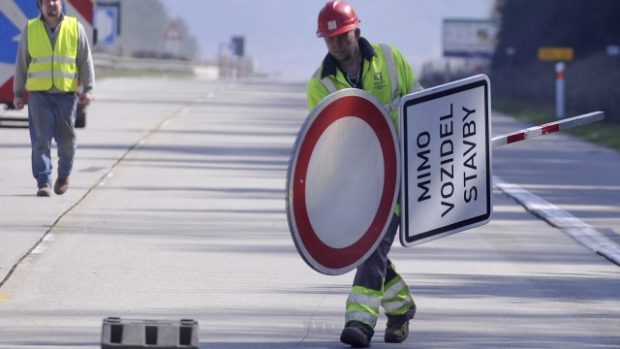 Na uzavřené polovině dálnice D1 budou dělníci až do srpna měnit povrch