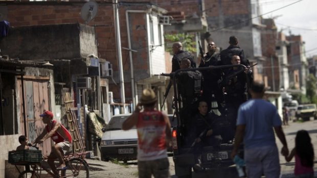 Brazilští policisté dohlížejí na pořádek v chudinské čtvrti Ria de Janeiro