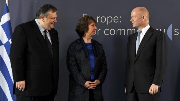 Řecký ministr zahraničí Evangelos Venizelos (vlevo), šéfka unijní diplomacie Catherine Ashtonová a britský ministr zahraničí William Hague na jednání ministrl zahraničí v Aténách