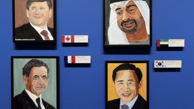 Portréty světových lídrů namalované Georgem Bushem mladším – kanadský premiér Stephen Harper, korunní princ Abú Dhabí Zájid an-Nahján, bývalý francouzský prezident Nicolas Sarkozy a bývalý jihokorejský prezident Lee Myung-bak