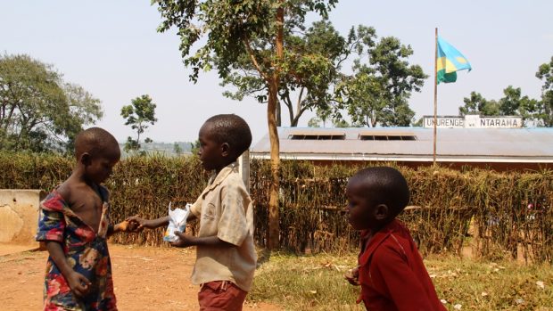 Děti ve Rwandě, památník genocidy v Ntaramě