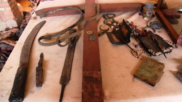 Smrtící zbraně i doklady zabitých během genocidy, památník Nyamata, Rwanda