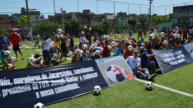 Brazílie, Rio de Janeiro, chudinská čtvrti Jacarezinho. Míče s červenými kříži se objevují na akcích, které připomínají výdaje veřejných peněz na MS ve fotbale