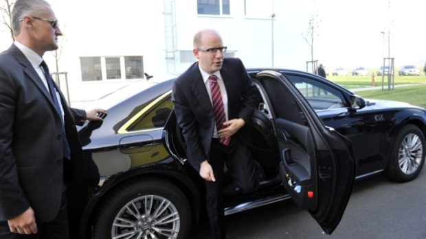Premiér Bohuslav Sobotka dnes navštívil Zlínský kraj. Na snímku přijíždí do Průmyslové zóny Holešov na Zlínsku