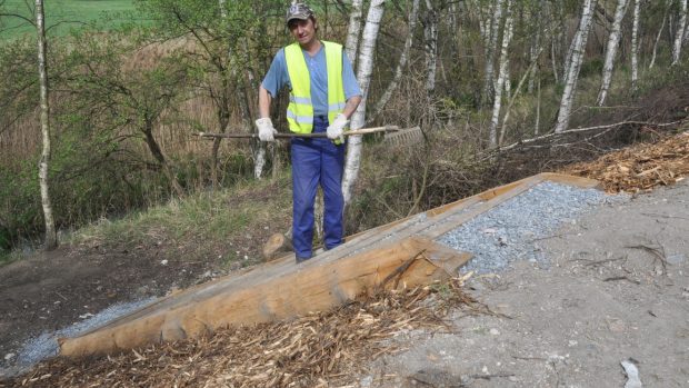 Svah byl vyčištěn od papírů i plastů a teď ho zahrnují pilinami