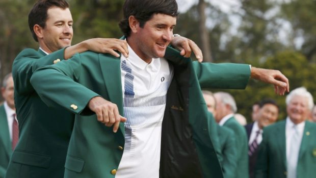 Tradiční zelené sako pro vítěze Masters oblékl podruhé v kariéře Bubba Watson