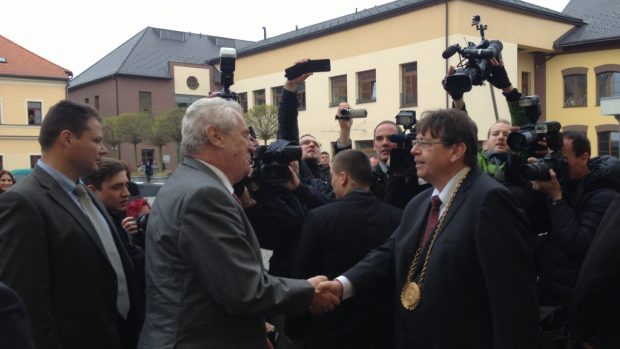 Miloš Zeman na návštěvě Královéhradeckého kraje. Prezidenta vítá hejtman Lubomír Franc z ČSSD