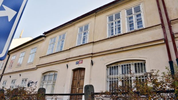 Historický dům na Hradčanech se vrátí dědicům původních majitelů