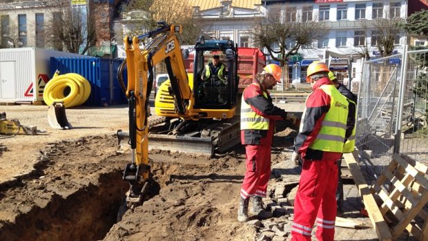 Na opravovaném náměstí ve Žďáře nad Sázavou probíhá archeologický výzkum