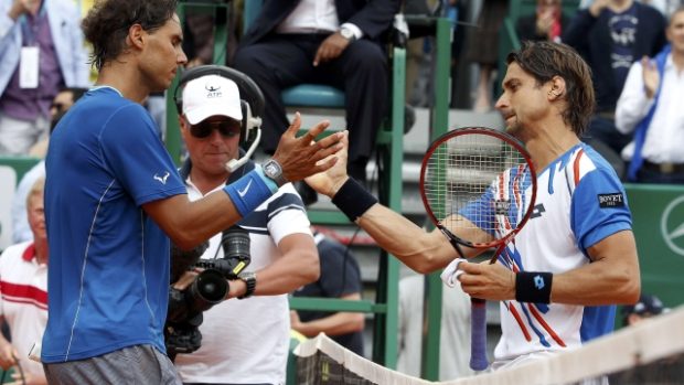 Rafael Nadal (vlevo) si na síti podává ruku se svým přemožitelem Davidem Ferrerem
