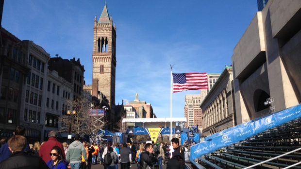 Cílová rovinka bostonského maratonu, kde loni vybuchly bomby