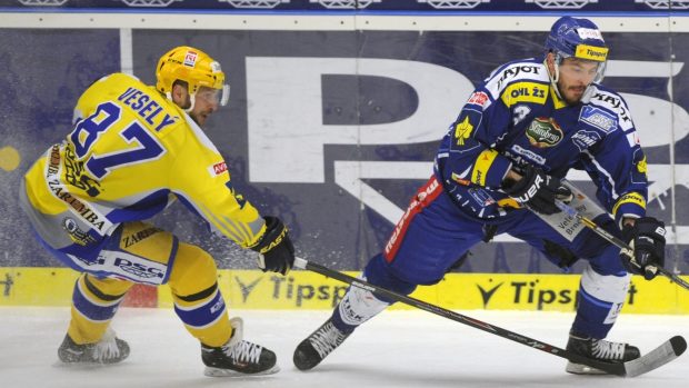 Ondřej Veselý (vlevo) dostal dvouzápasový trest za faul na brněnského Michal Kempného