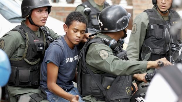 Protesty ve Venezuele neutichají. Policie na demonstracích zatýká i mladistvé. 27. 4. 2014