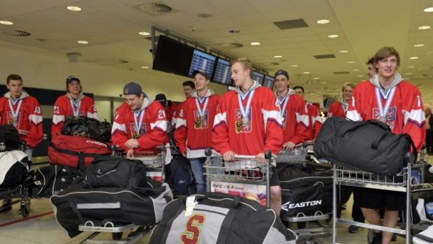 Česká hokejová reprezentace do 18 let přiletěla do Prahy z mistrovství světa ve Finsku