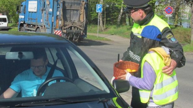 Městským strážníkům pomáhali děti. Rychle jedoucí řidiče potrestali citronem, vzorným dali jablko