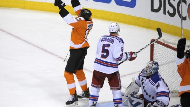 Útočník Philadelphie Wayne Simmonds oslavuje hattrick