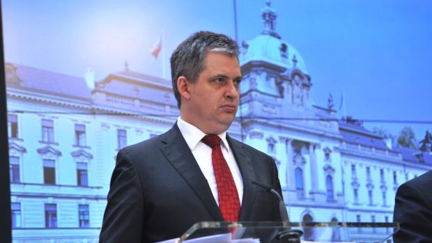 Vláda je proti zrušení imunity zákonodárců, jak navrhla TOP 09. Na TK o tom informoval ministr pro legislativu Jiří Dienstbier z ČSSD