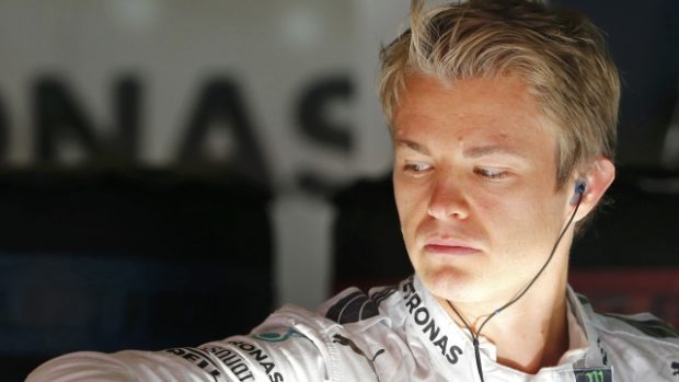 Vedoucí muž seriálu Nico Rosberg sleduje výsledky prvního pátečního tréninku na Velkou cenu Španělska