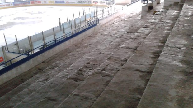 Kladenský zimní stadion prochází rekonstrukcí, ochozy už jsou bez sedaček