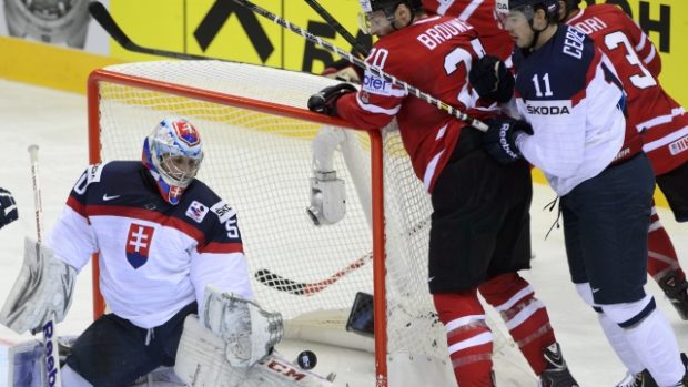 Slovenský brankář Laco nedokázal pochytat všechny pokusy kanadských hokejistů a Slovensko prohrálo 1:4